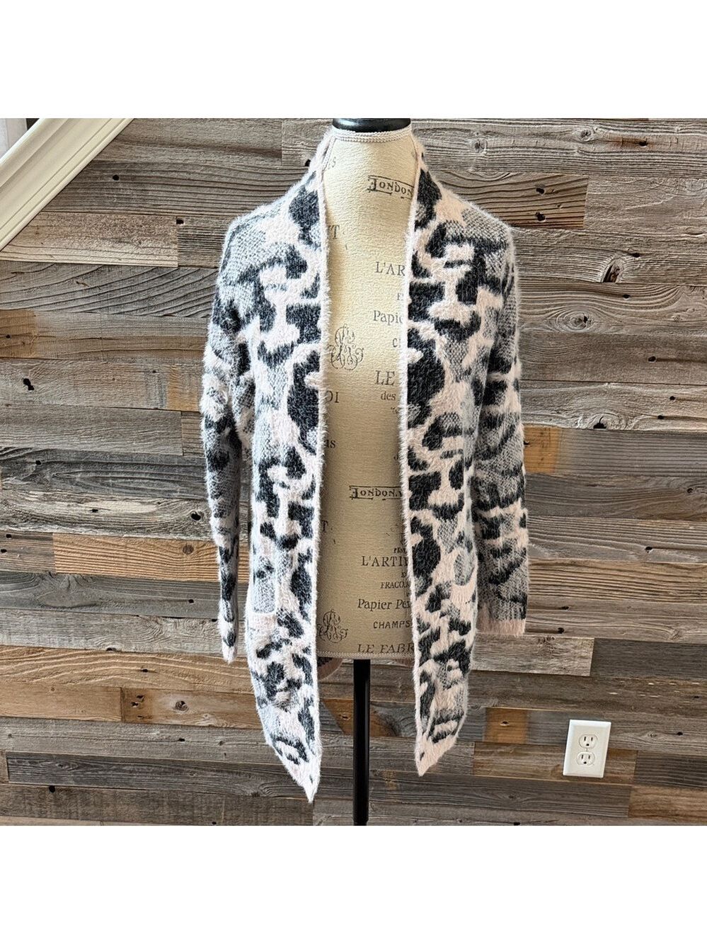 Fate Open Front Light Pink & Black Camo Print Cardigan Size Small